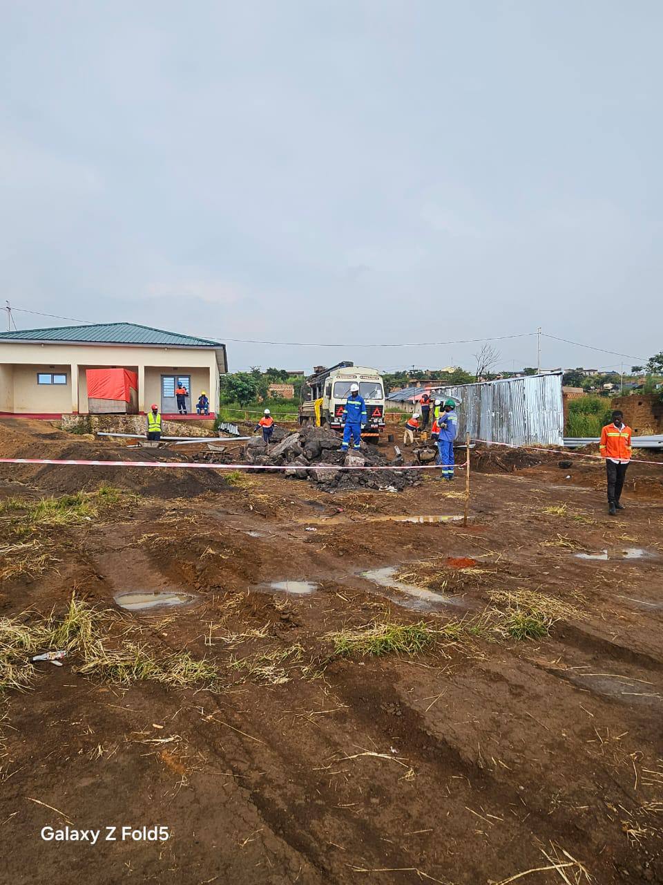 Construction d'un mur de cloture & forage d'eaux - client: Mutanda Mining.